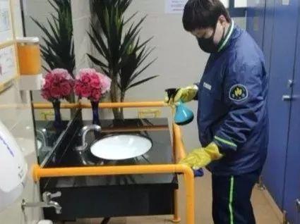 上海公厕保洁新规,男厕取消废纸篓 一客一洁 从厕所做起