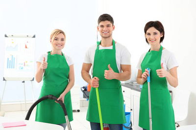 保洁员在白色背景上的绿色围裙
