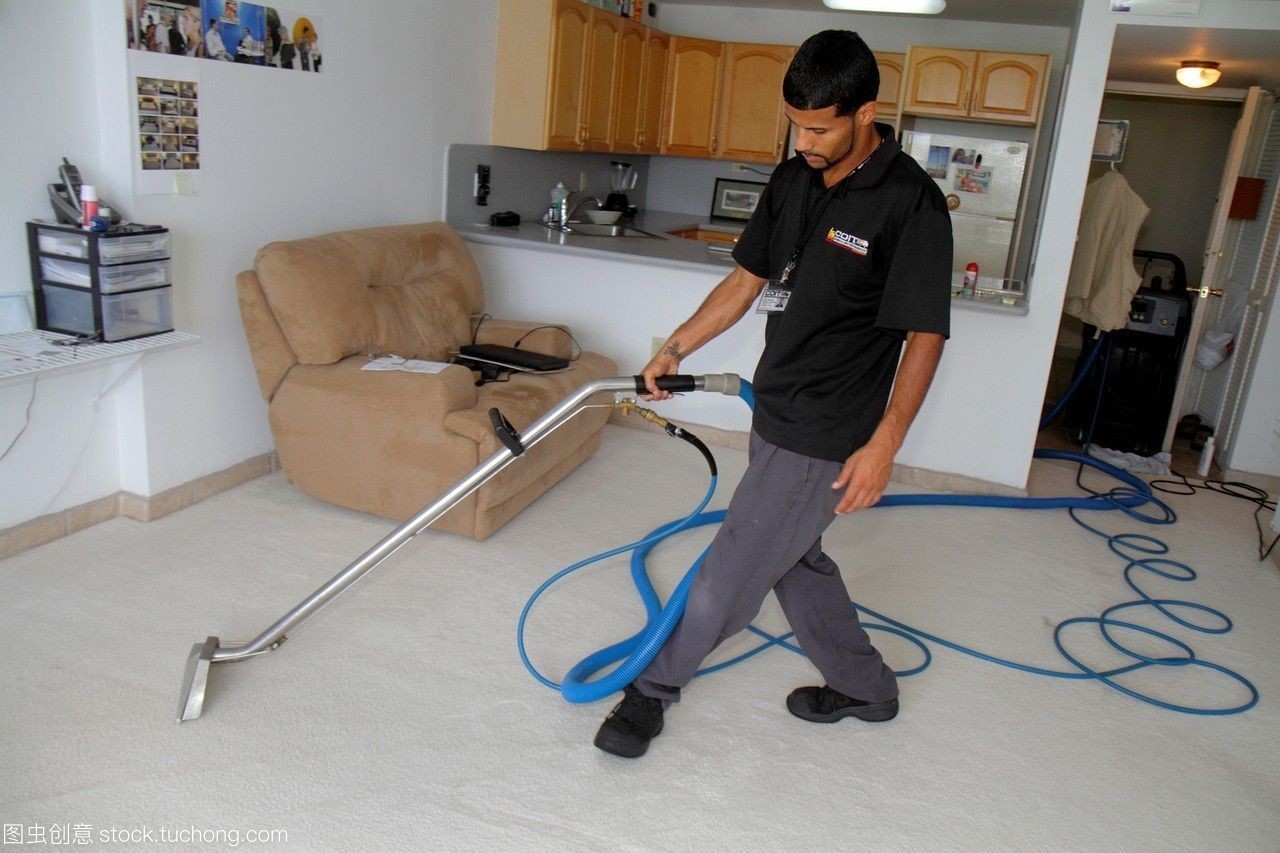 佛罗里达州迈阿密海滩地毯清洗清洁西班牙人人屁股服务家庭房子真空吸尘机器制服工作工作。